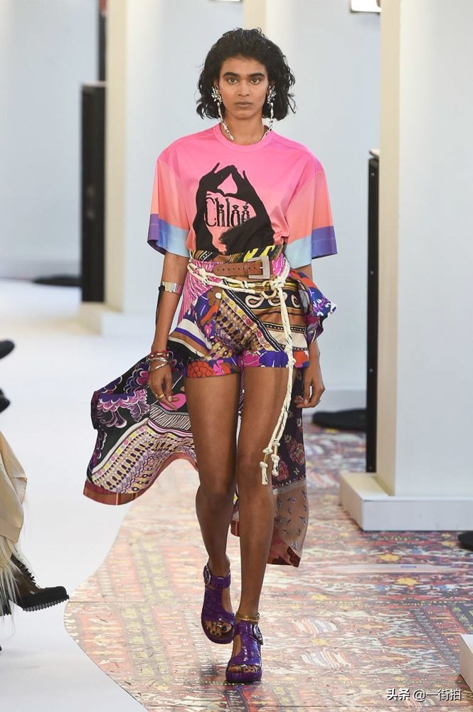 姚晨裙装图片,姚晨穿露肩裙好看吗