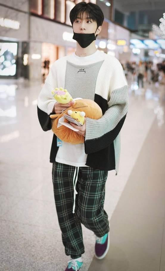 范丞丞同款毛衣外套蓝色格子 (范丞丞穿搭风格)