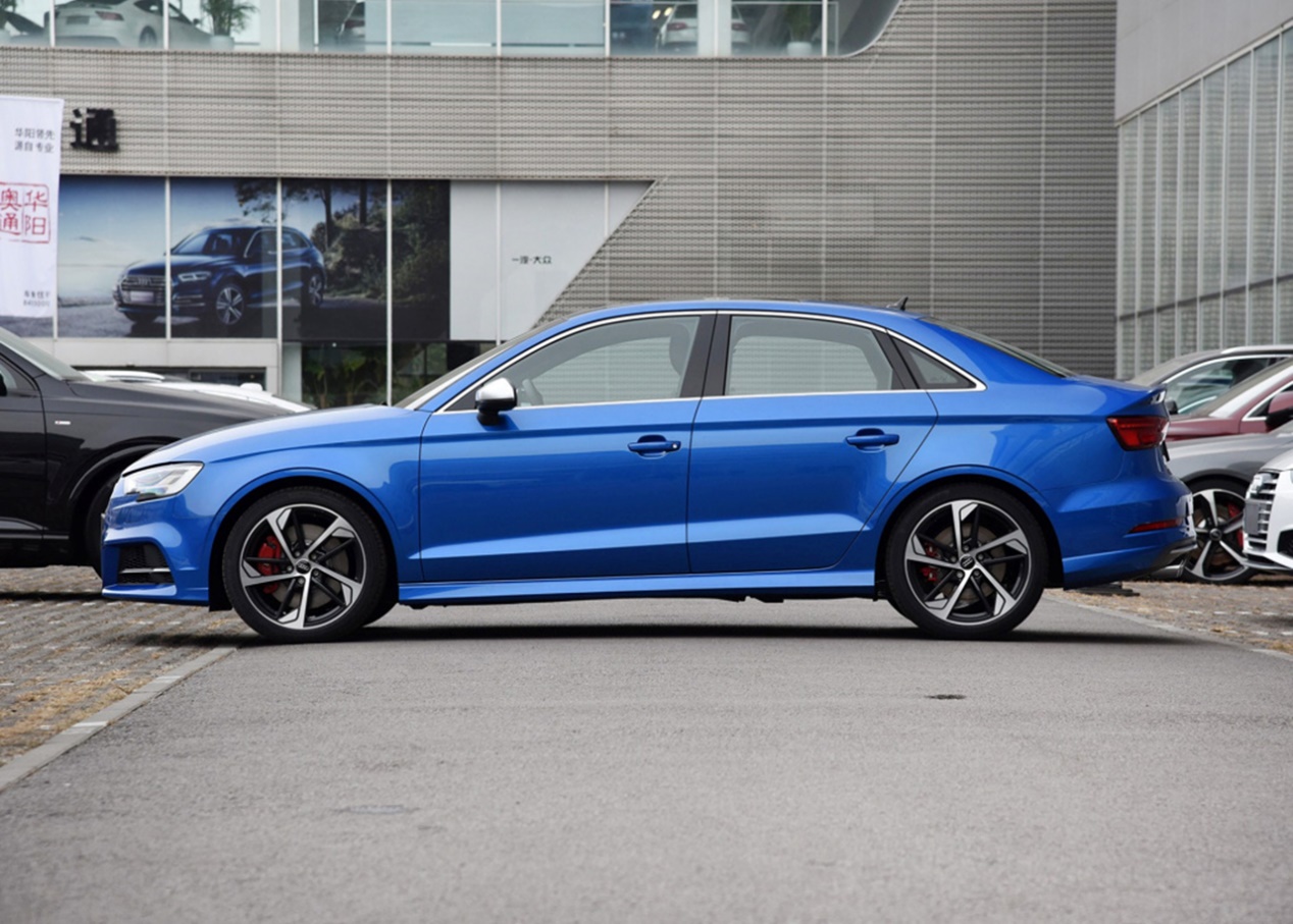 奥迪a3时尚运动版跑高速,很动感的奥迪a3高清素材