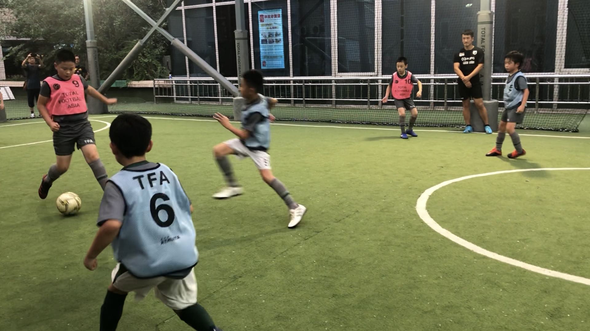 日本足球教练给球员训话,日本青训提升球感动作