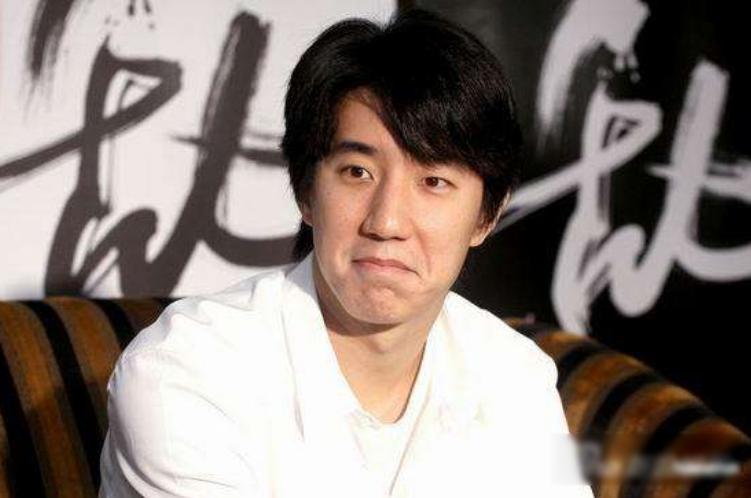 马蓉董卿赴美生子，一个为移民一个为教育，“撤侨令”下如何做？