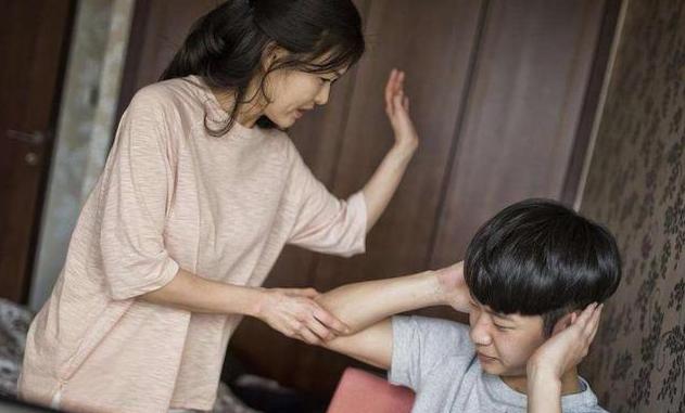 2岁孩子和妈妈打架引网友重视：再严重就是*力暴**，要及时止损