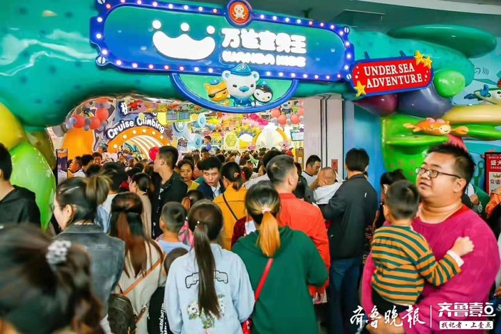 万达广场全年累计客流约830万人次,万达广场开业爆满