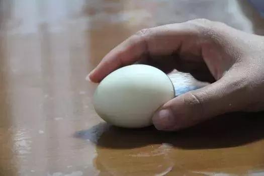 在身上滚鸡蛋就能祛除湿气,滚鸡蛋疗法能除湿气吗