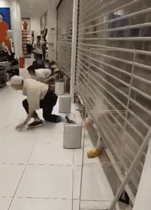 买不起一万块钱的包,买不起1万块钱衣服