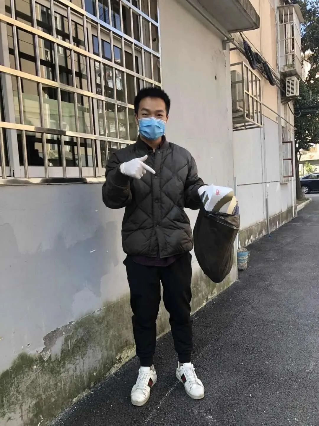 从“你好”到“兄弟”，川沙老居民区的“国际化”防疫服务，让印度小伙点赞