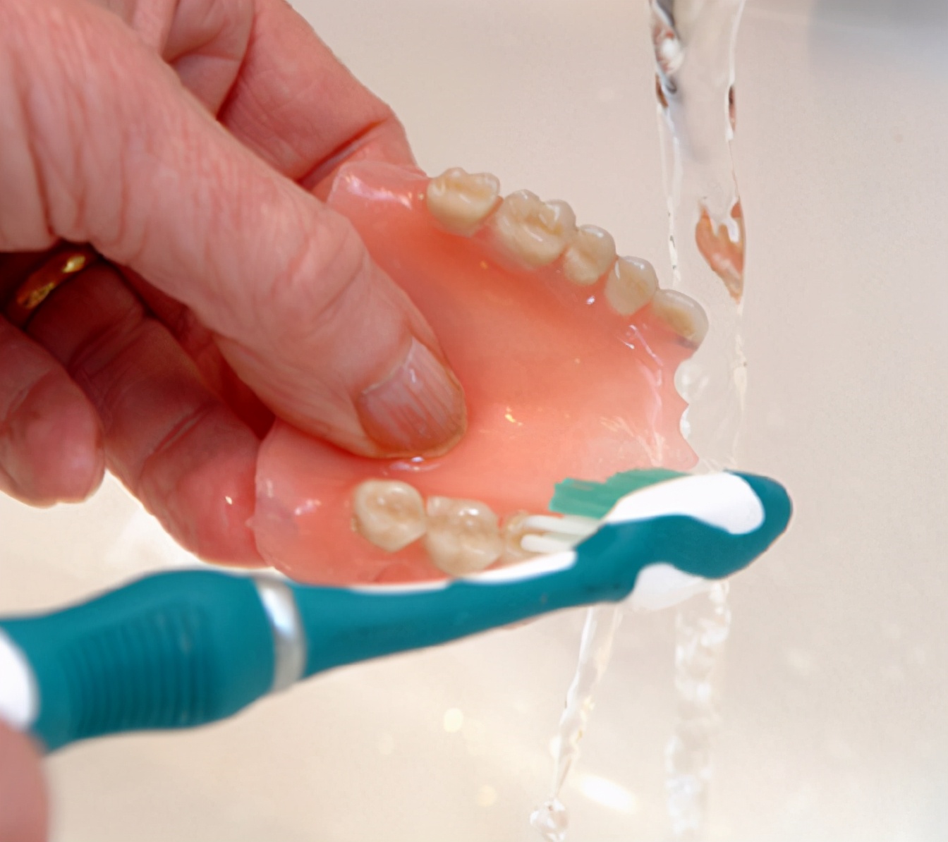 戴假牙的正确方法及注意事项,不懂保护牙齿将来会怎么样