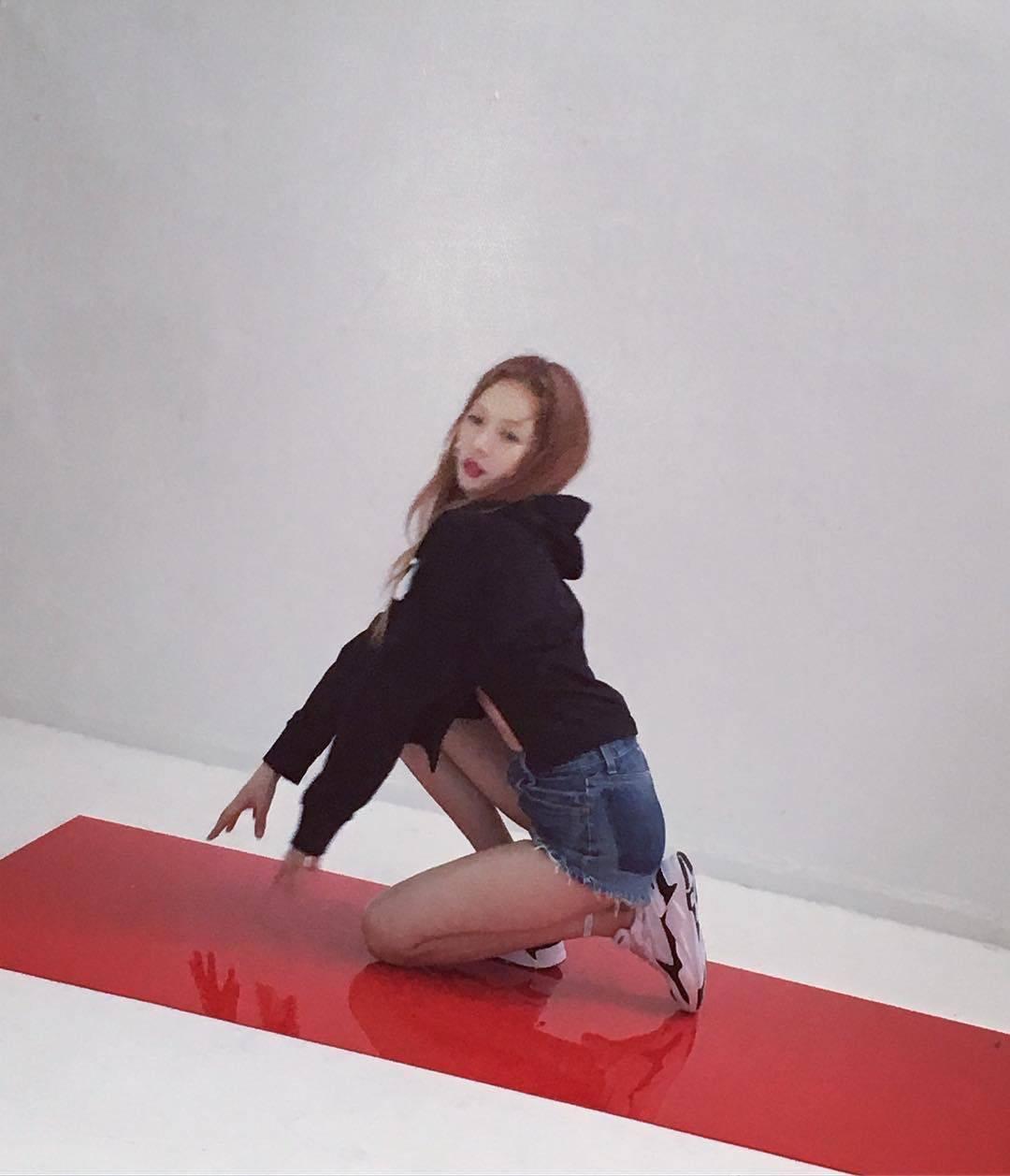 小野马金泫雅穿长靴,小野马金泫雅银色吊带