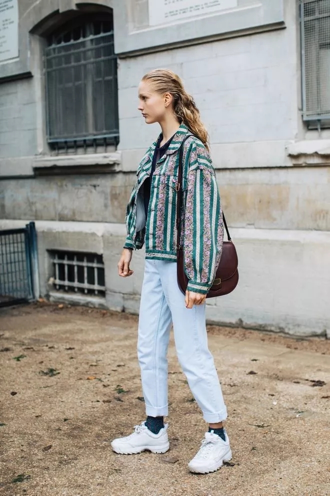 今年流行爆款裤子直筒牛仔裤,今年潮流一点的裤子牛仔裤