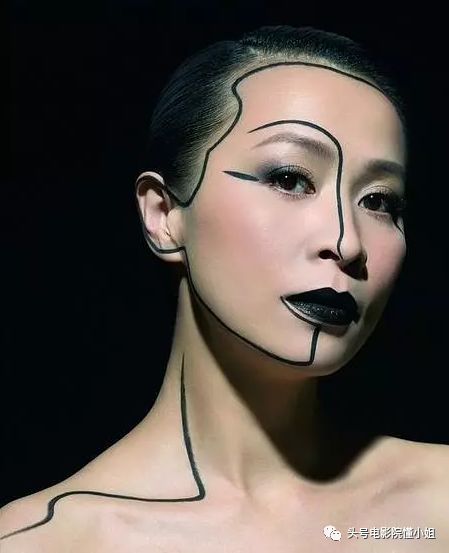 刘嘉玲54岁：经历富商绯闻和裸照风波，不生娃，靠8个字撑到今天