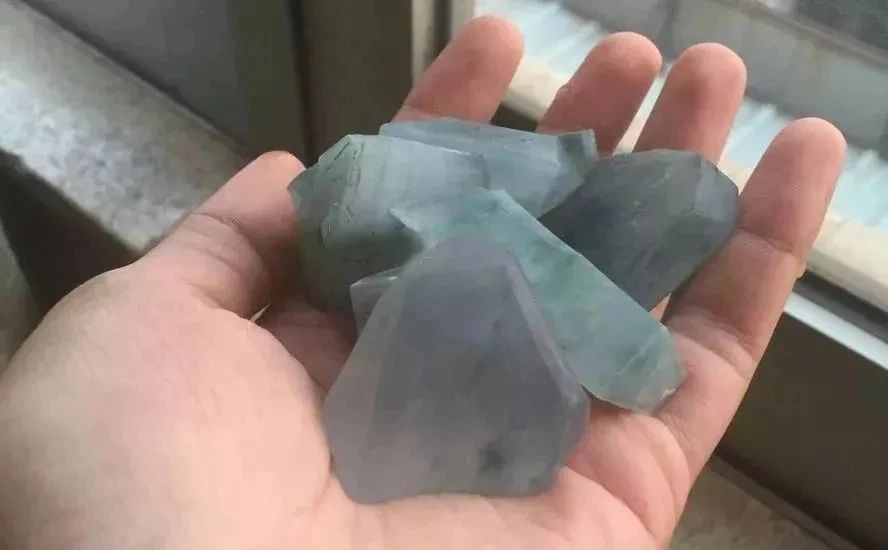 翡翠高冰小料值得买吗,高冰翡翠原石小料价格