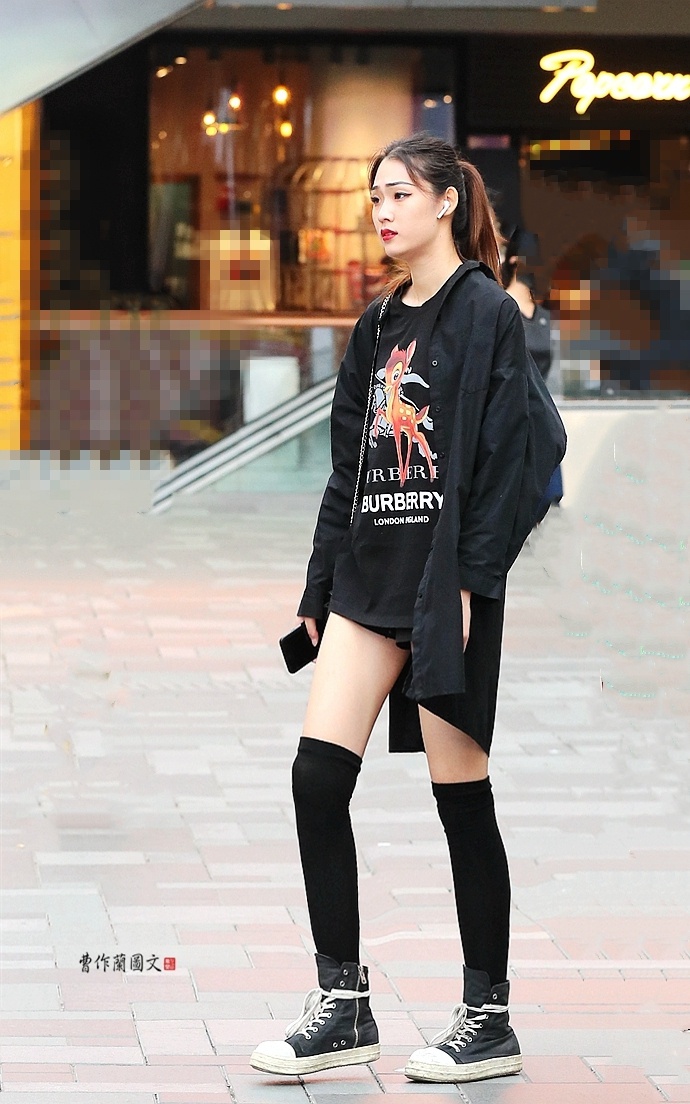 街拍真实打底袜配靴子,细跟长筒靴美女街拍