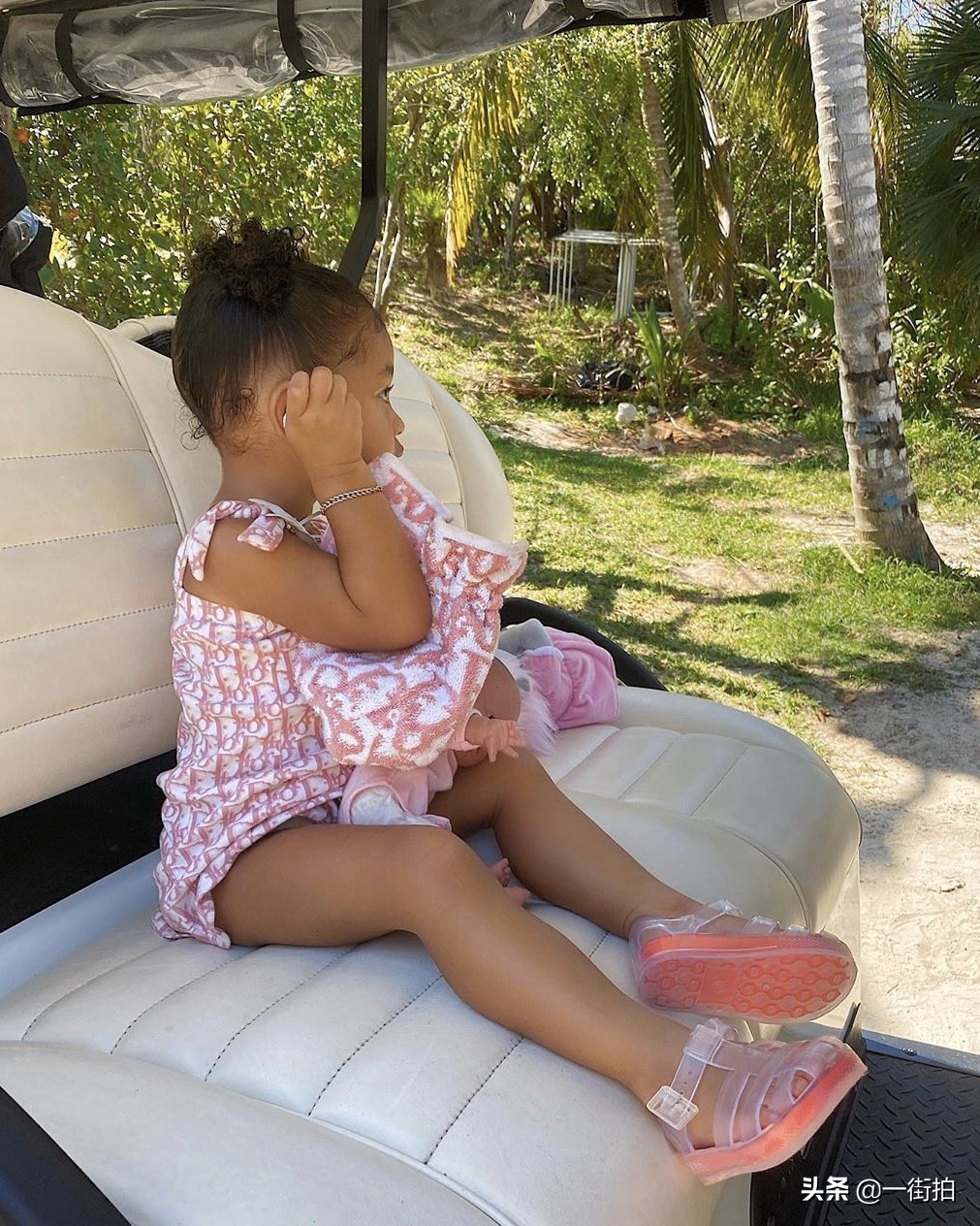 凯莉詹娜带女儿外出度假,丰乳肥臀太性感,网友:凯莉是不是胖了