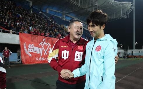 美团调侃国足,美团ceo吐槽国足跑不过普通大学生