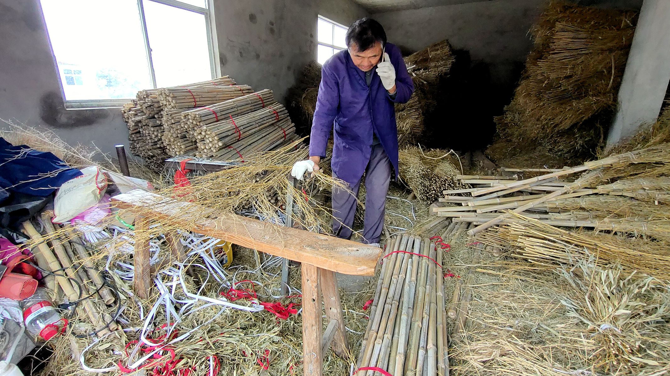 绑扫把老手艺即将失传的手艺,怎么扎竹扫把最简单方法