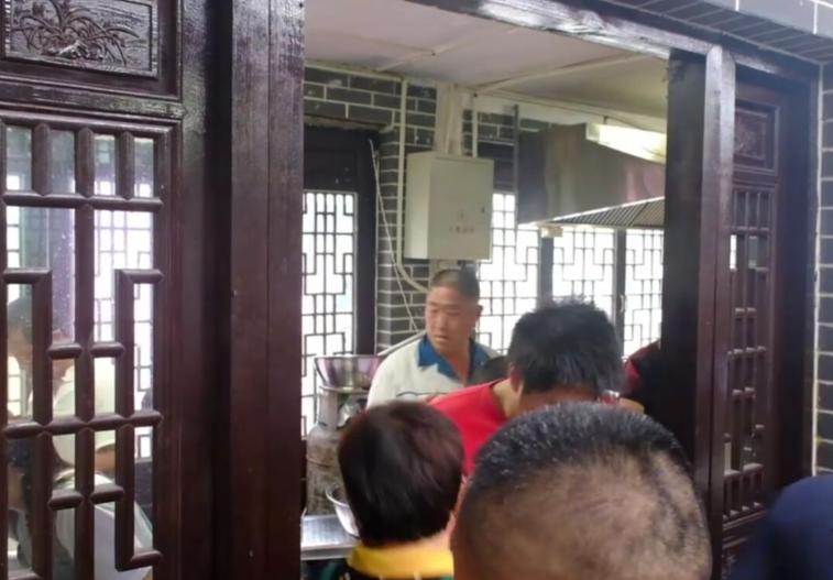 山东小县城自助全猪宴，30元一位肉肉随便吃，客人多的老板往外撵