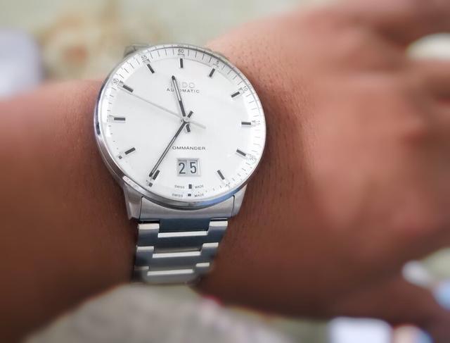 底蕴不输梅花，实力比肩浪琴的文艺青年，到底何方神圣？