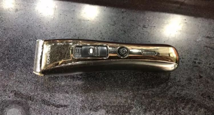 头发太长理发店不开门,头发太长去理发店找理发师剪头