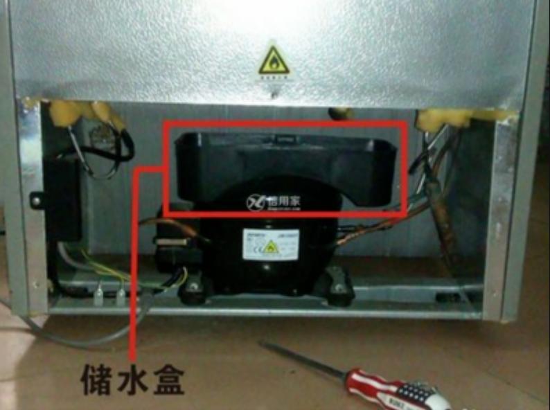 用了十几年冰箱,冰箱储水盒污垢