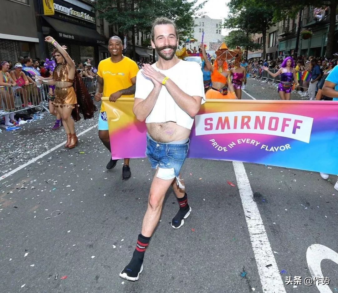 这位大胡子大哥，竟然偷了宋茜和杨幂的衣服去走红毯？！