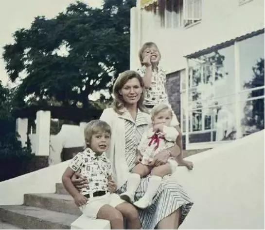 60岁拍裸照,惊艳T台,培养出身价200亿儿子:年龄从来不是问题