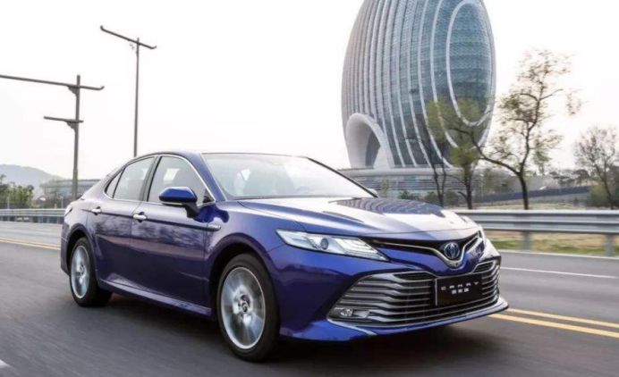 丰田凯美瑞双擎和亚洲龙油耗比较,丰田凯美瑞和亚洲龙有什么区别