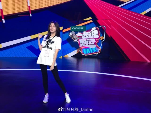 最新爆红的央视年轻女主持人,央视新晋颜值一姐