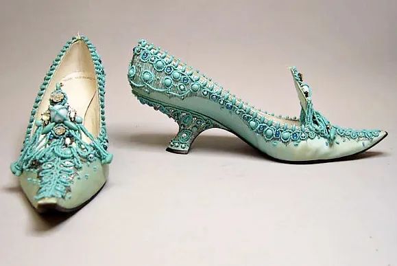 高跟鞋的前世,高跟鞋的前世故事