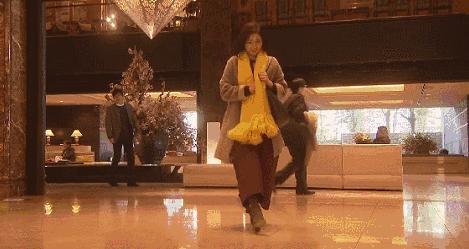 不小心崴脚了是啥征兆,男子不小心崴到脚了