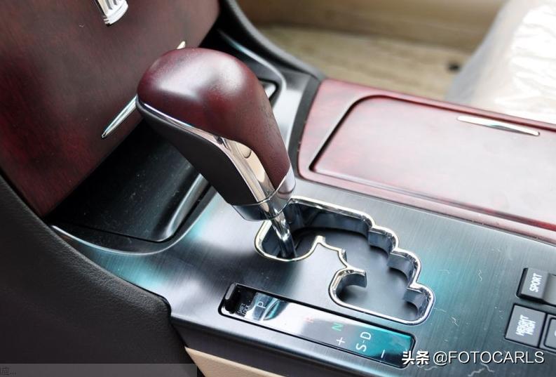 丰田皇冠4.3LSaloonVIP实拍，座椅上小喇叭叫高级，售价89.96万