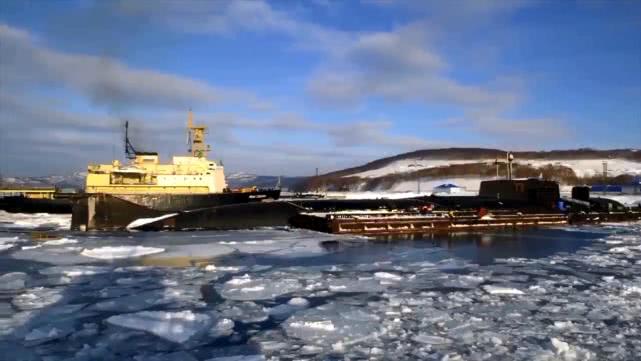 俄核潜艇冰下试射电影,俄军战略核潜艇浮出冰面