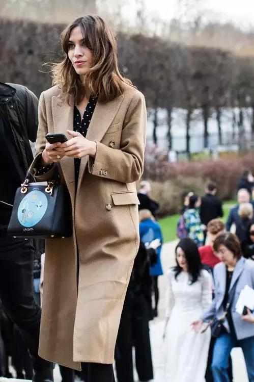 这个冬季时髦精都是这么穿大衣的,时髦的人喜欢这样穿