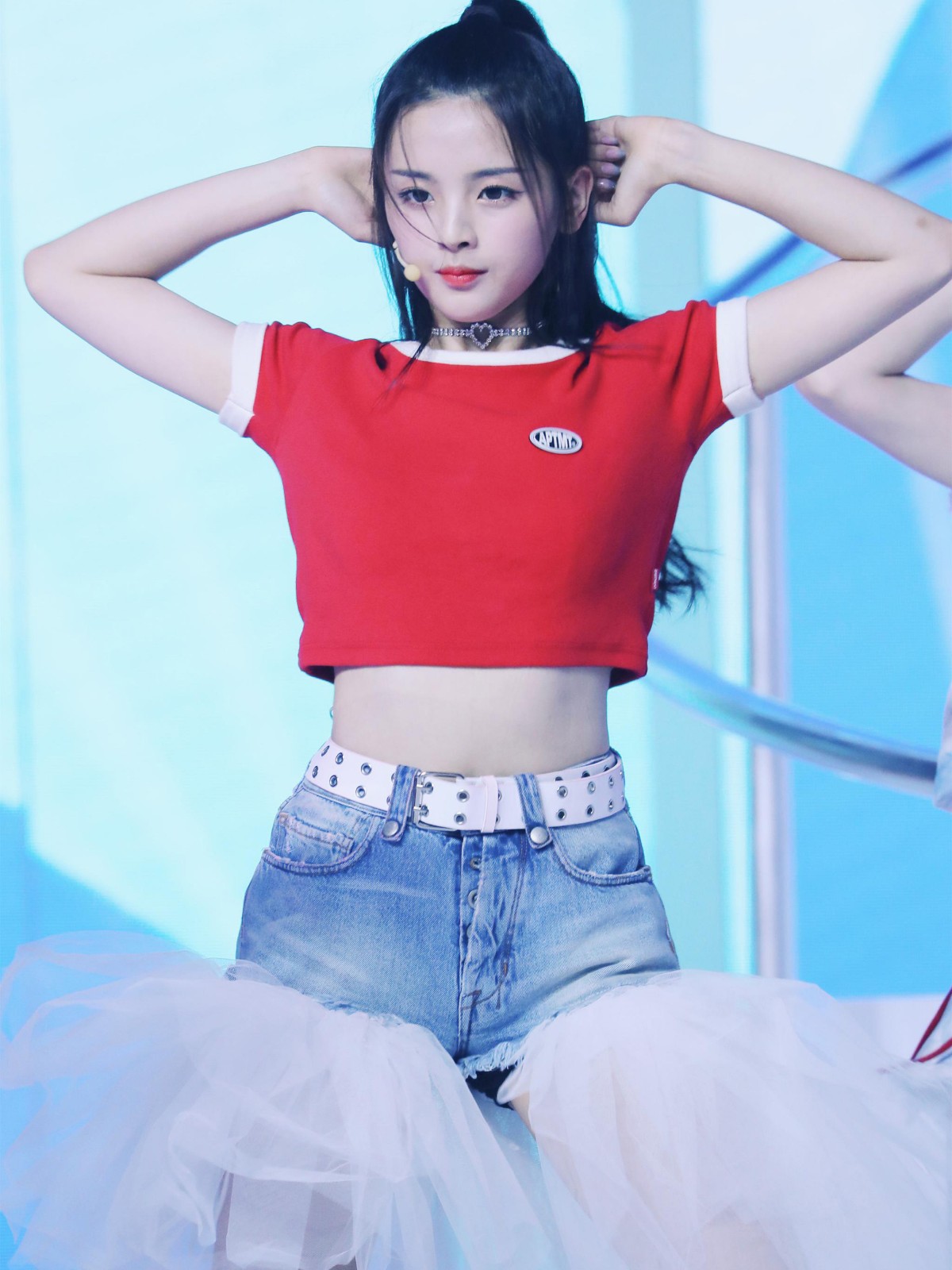 再不说杨超越土了，穿黑色卫衣牛仔裤，气场飙升直逼孟美岐