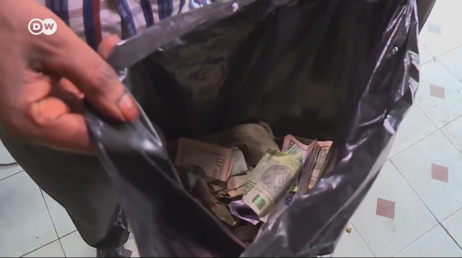 非洲最牛逼的*局骗**：靠卖勾兑果汁治病圈钱，月入1000万太疯狂了