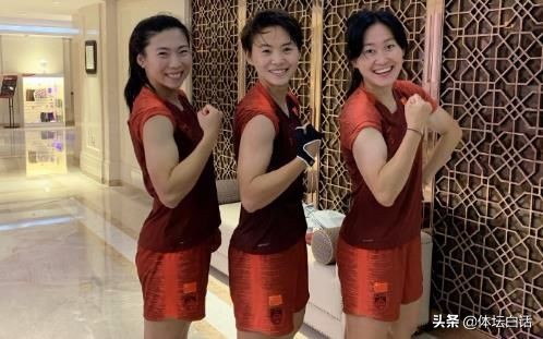 女足球员露腹肌！众队友张大嘴巴看呆，男子三大球被女子碾压