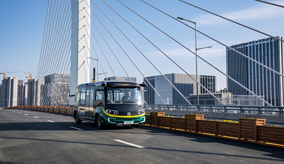 无人驾驶变道视频,中国无人驾驶何时上路2025年