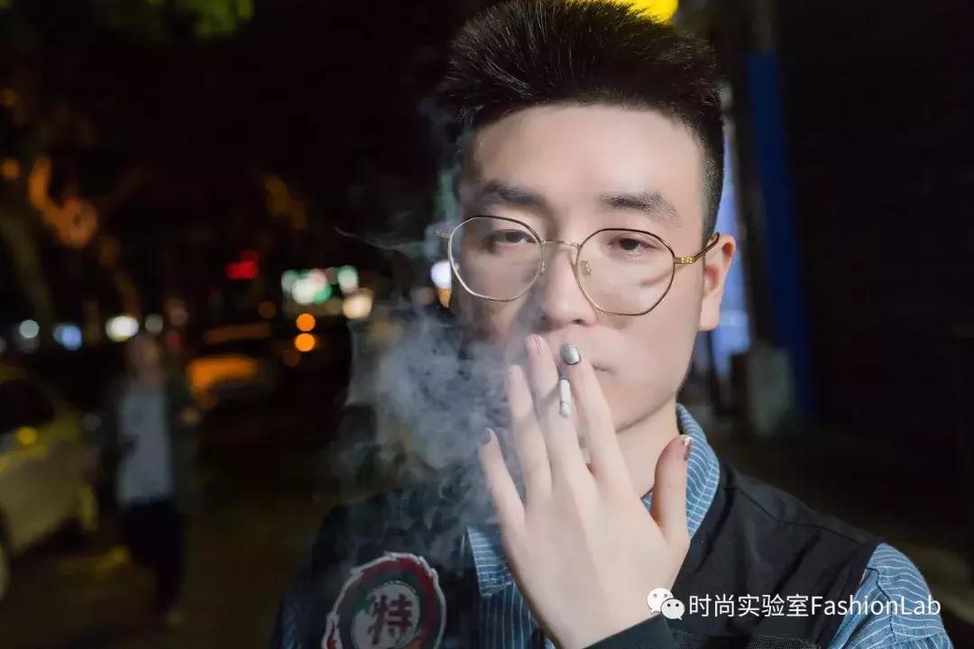 我应该给这些被骗来做美甲的男生道个歉