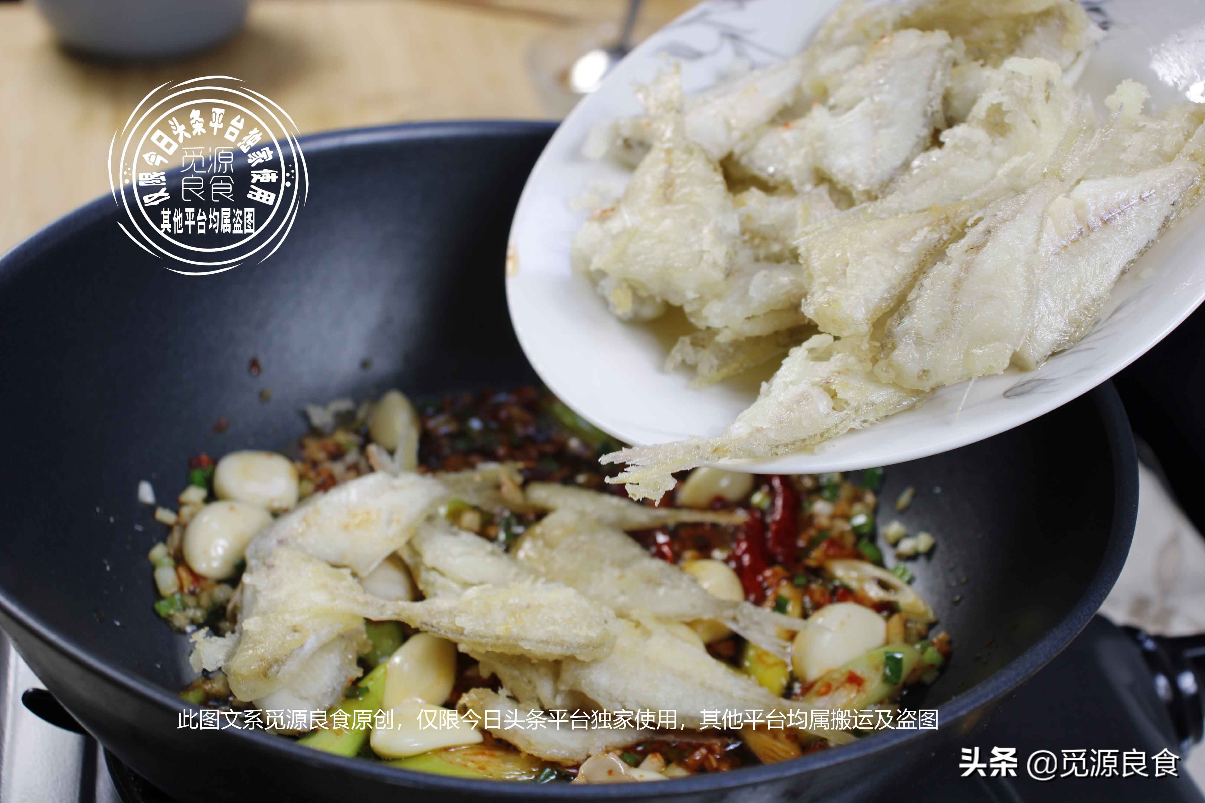 30条剥皮鱼，半碗大蒜头，教你特简单的做法，出锅比小龙虾还美味