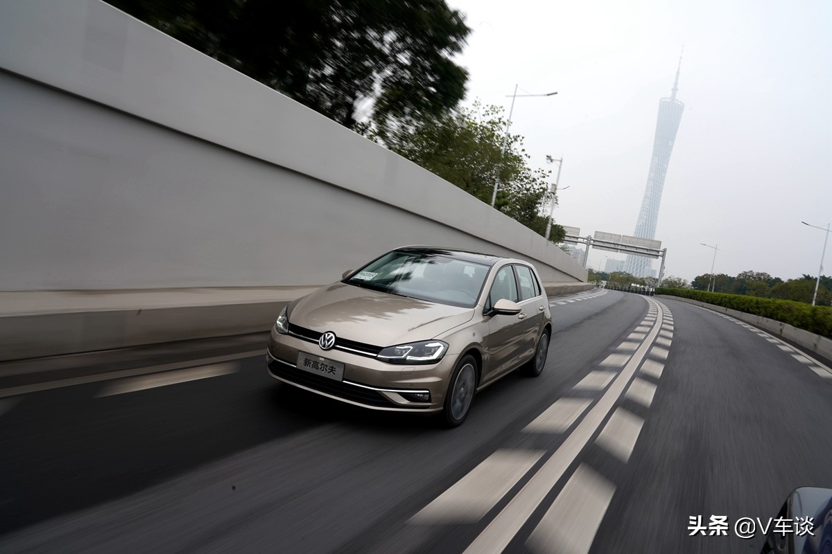 大众高尔夫2021款280TSIDSGR-Line空间,运动感十足全新大众高尔夫实车