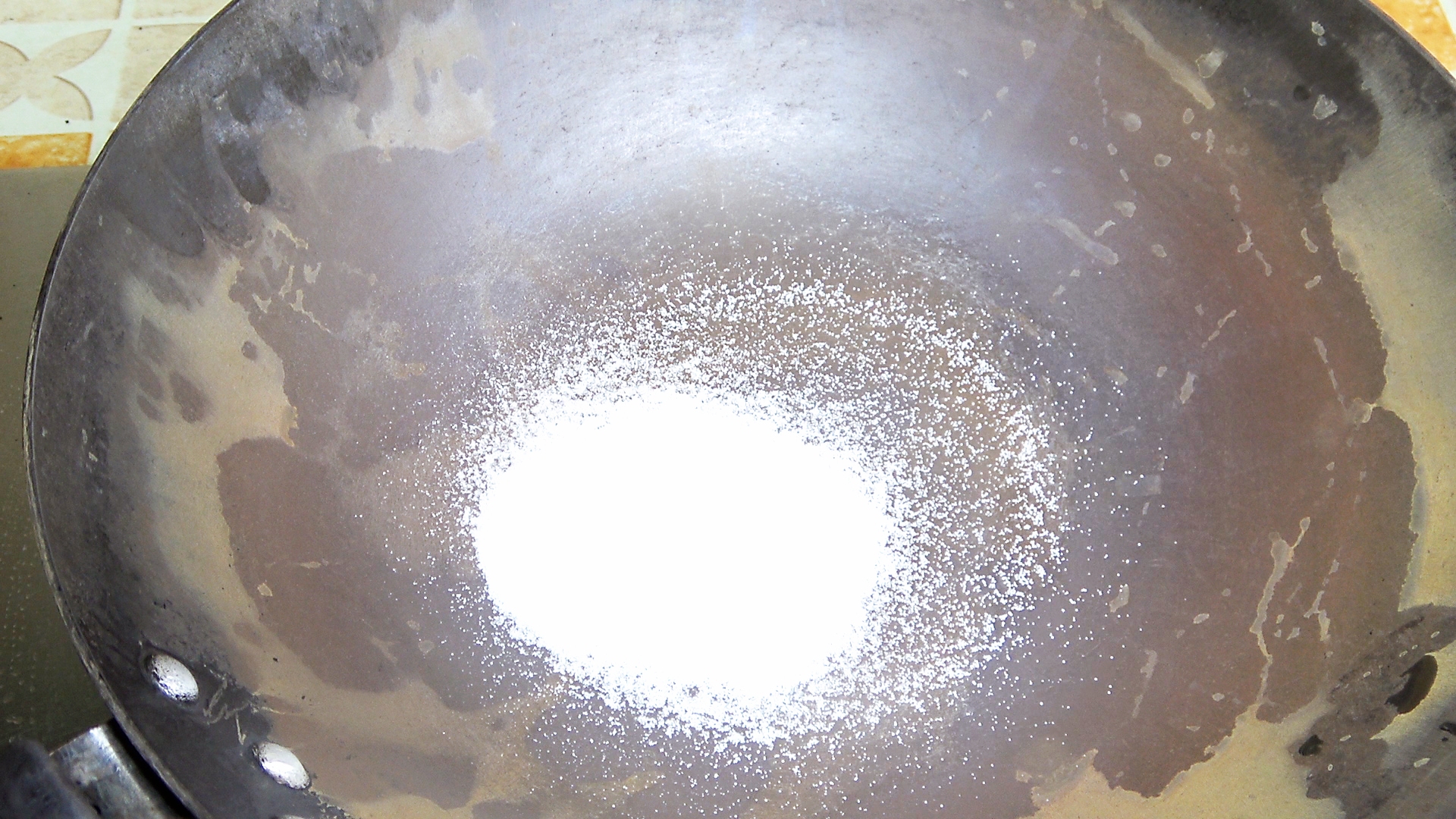 清洁铁锅锅底黑垢方式,清洗四孔锅具黑垢小妙招