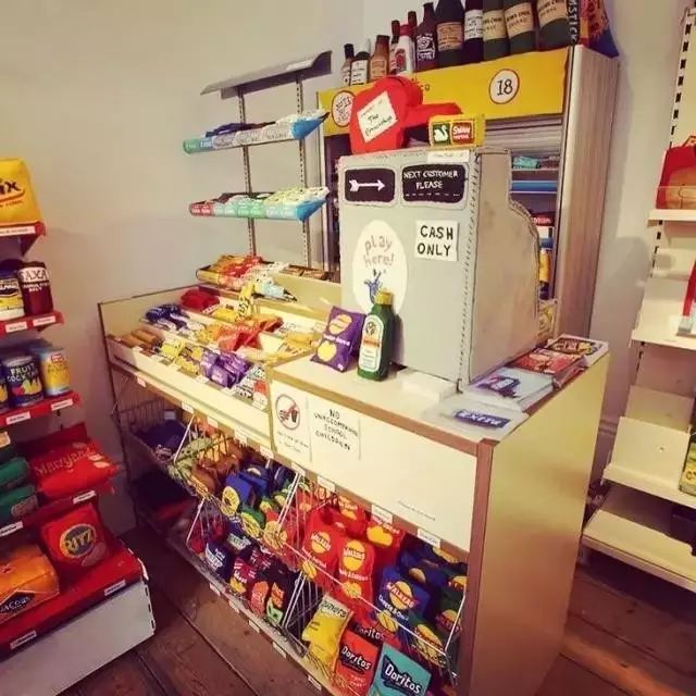 一个95后美女开了一家超市,85后美女开了一家超市