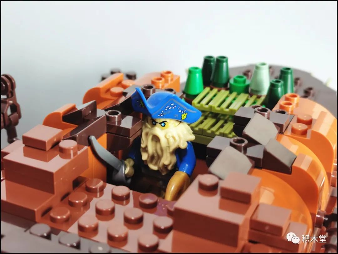 飞翔的荷兰人号为什么能潜水 (鬼船和飞翔的荷兰人号哪个更牛)