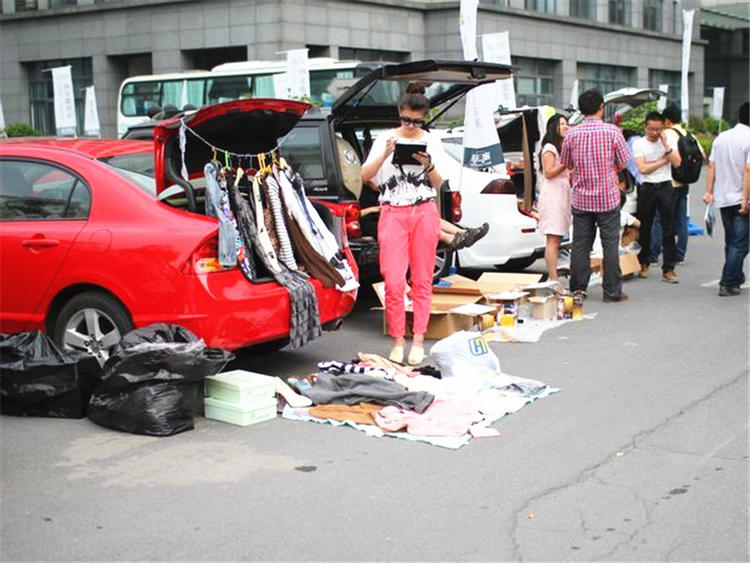 摆地摊自己的私家车拉点货合法吗,私家车后备箱拉货摆摊违法吗