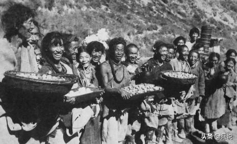 两名士兵以少胜多，歼100名叛军！张国华特意接见