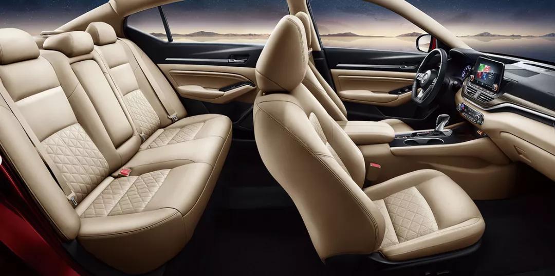 更快、更年轻，它还是那个熟悉的“大沙发”吗？|试驾第七代天籁