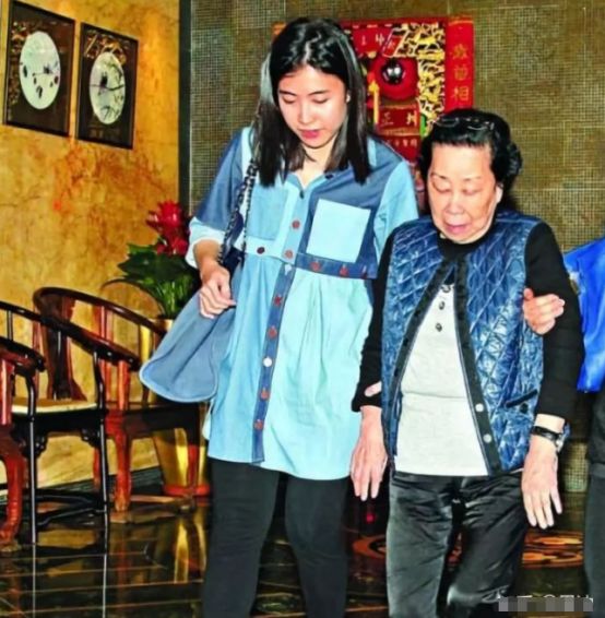 甩掉刘銮雄的爱马仕，甘比已在豪门当家做主，大局已定气势足？