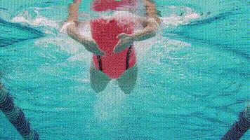 蛙泳收腿时脚在水上什么原因,蛙泳手翻脚为何会露出水面