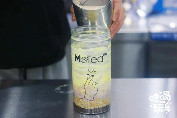 台湾第三代冷萃奶茶“麦地初茶”终于来邯郸了,时髦Girl人手一杯