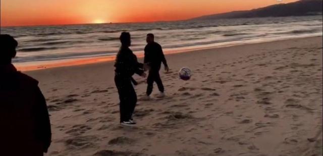 胖虎过肩摔易烊千玺造型师,千玺乱入视频,粉丝:狗啃刘海仇报了