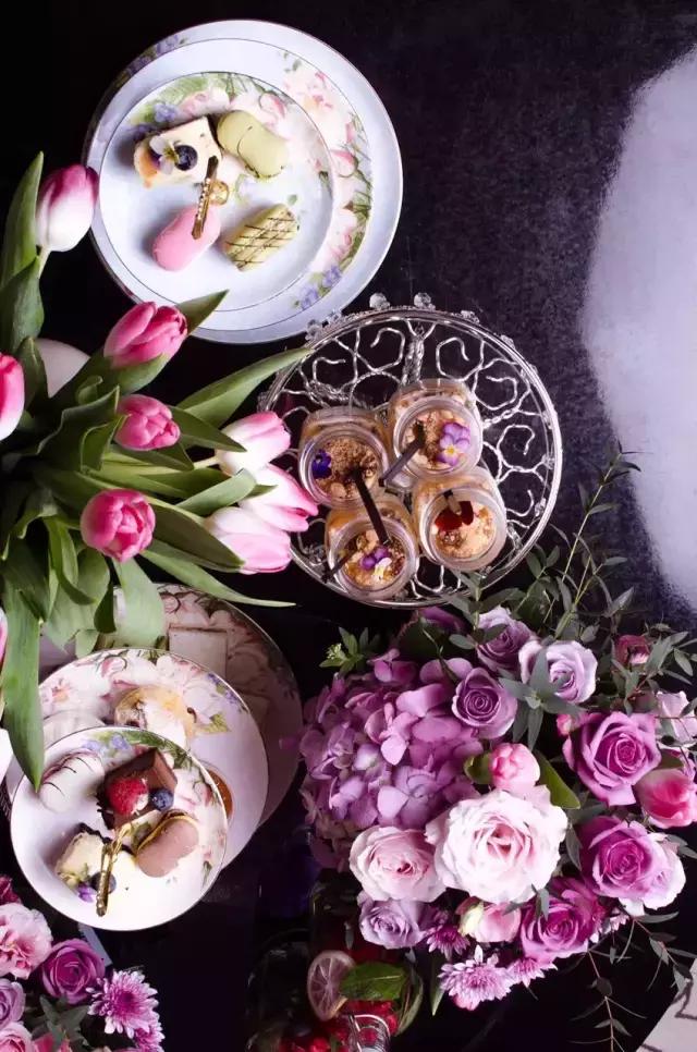 她在北京开了一家可以吃的花店，受众人追捧，还引来了李健